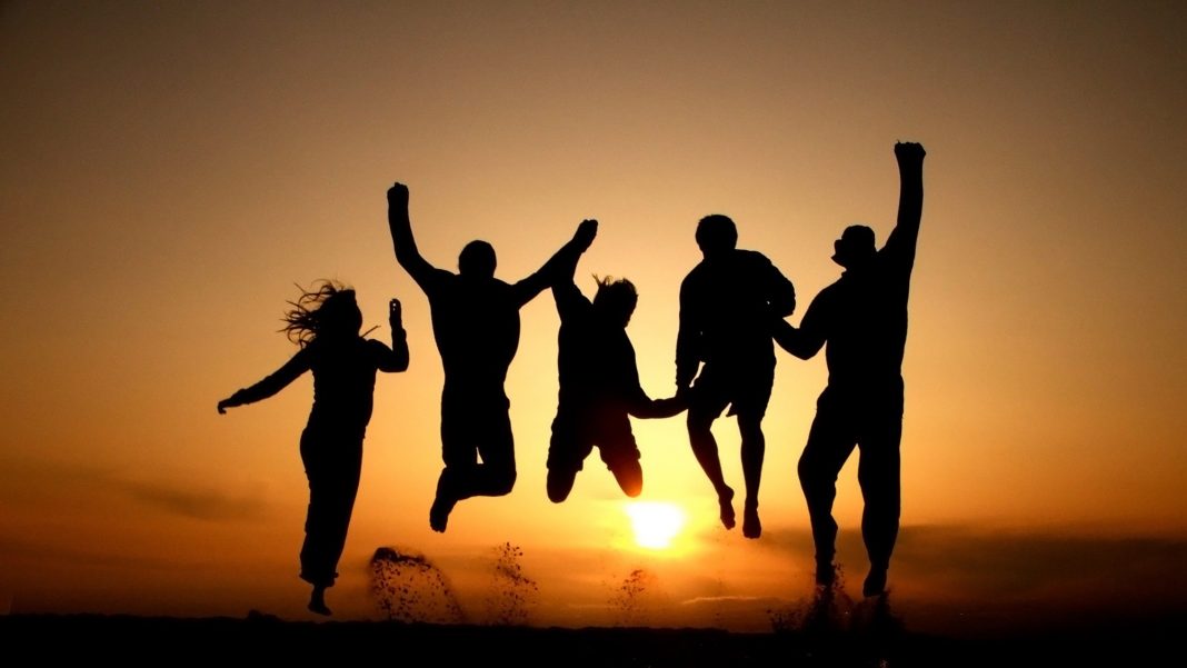 8 gjëra që njerëzit e lumtur i bëjnë ҫdo ditë.