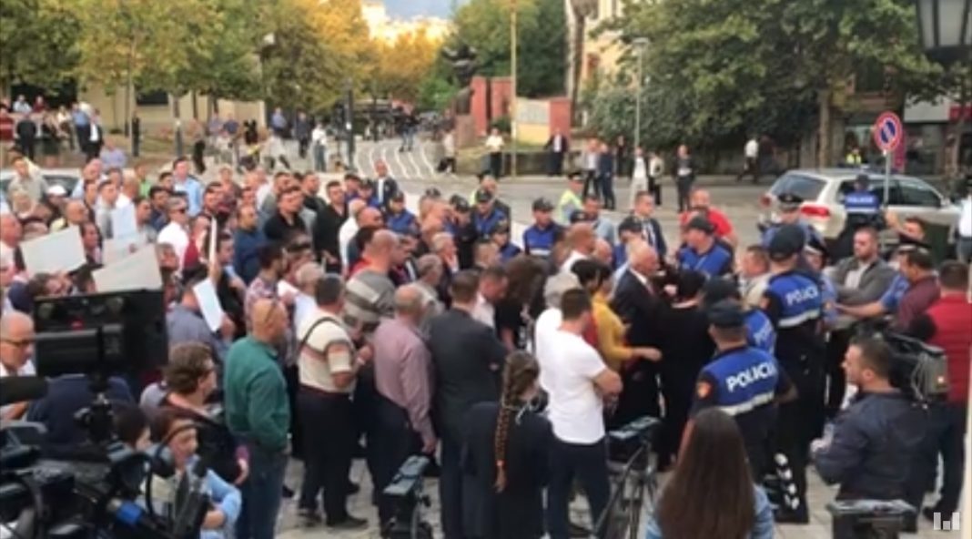 Ish-të përndjekurit politik në protestë kundër Gramoz Ruҫit