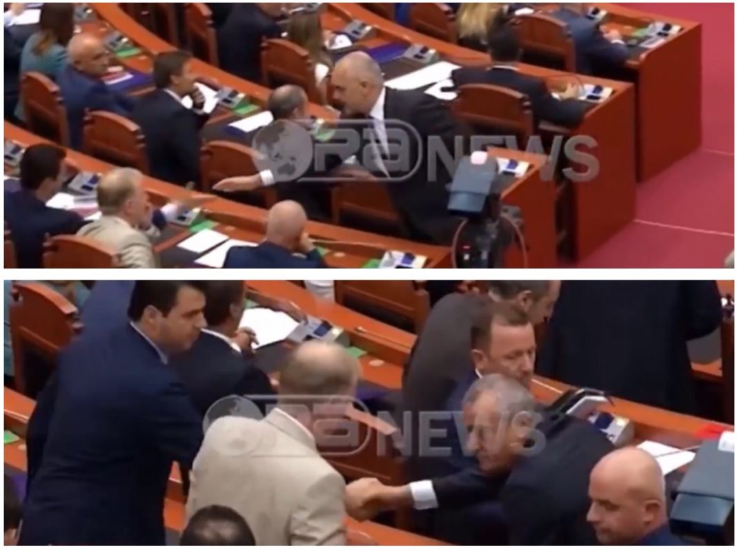 Pse Rama dhe Ruҫi afrohen të shtërngojnë duart me Bashën?