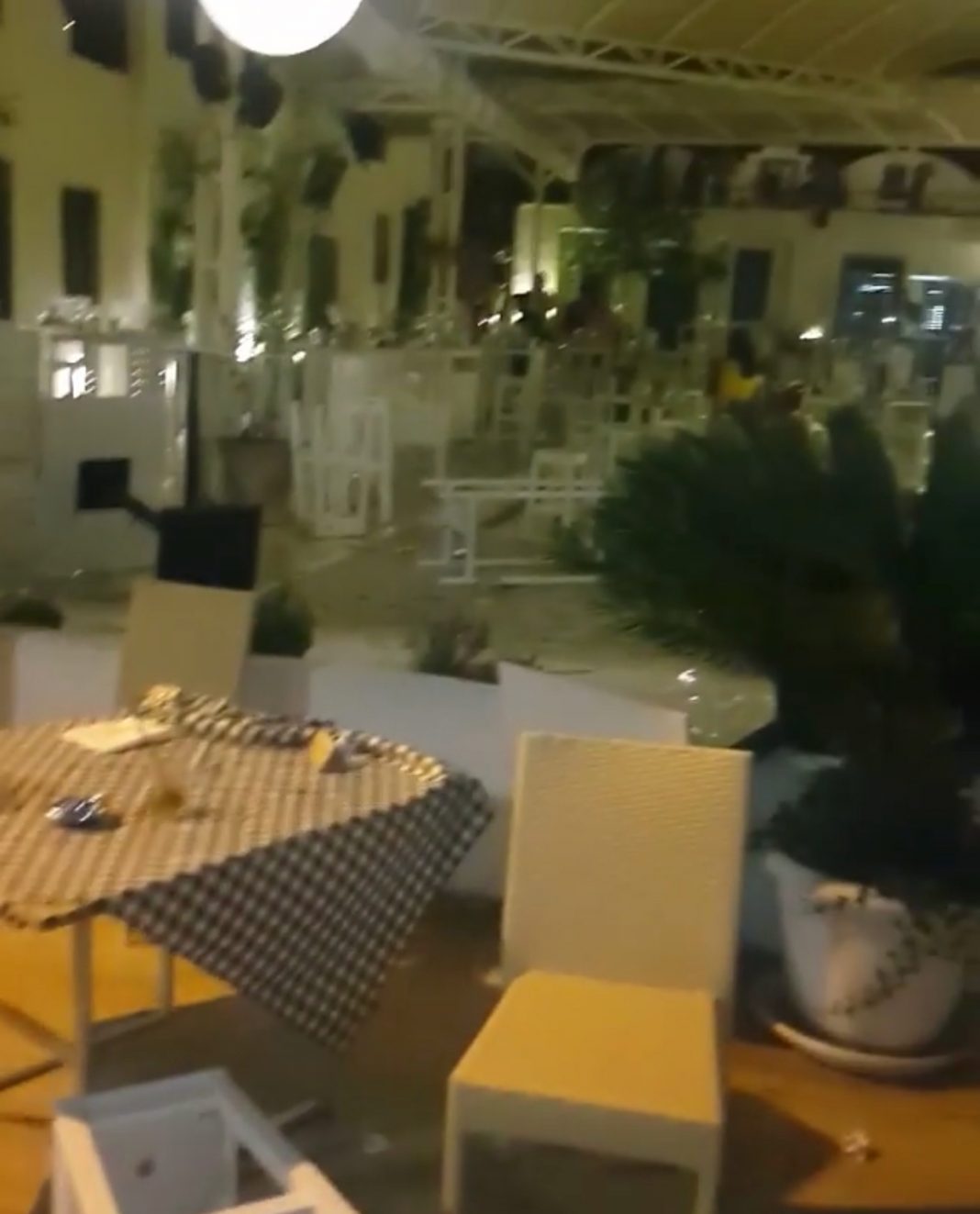 Foto të lokalit pas terrorit mbrëmë në Dhërmi.