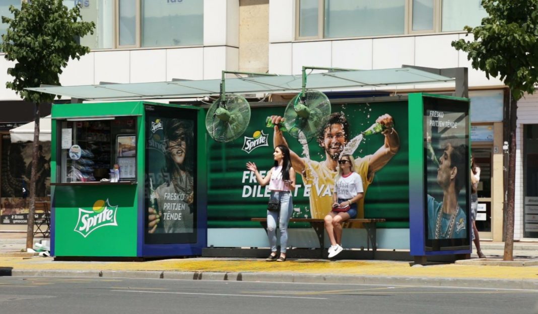 Freskueset në stacionet e autobuzëve në Tiranë; një punë e bërë nga Sprite?