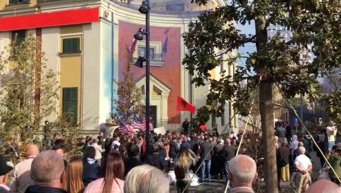 Banoret e Astir në protestë para bashkisë foto