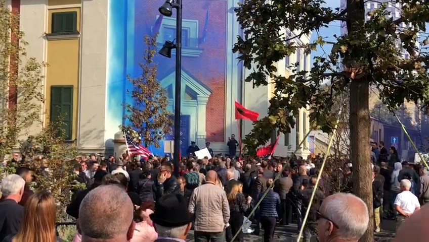 Banorët e Astir bëjnë blu bashkinë.