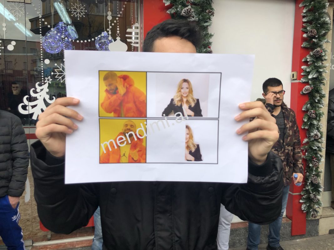 Këngëtarja Eneda Tarifa shfaqet në pankartat e studentëve gjatë protestës sot. Ja pse.