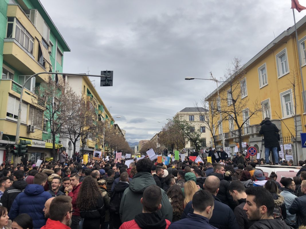 Protesta e studentëve. Ja disa nga pankartat sot.