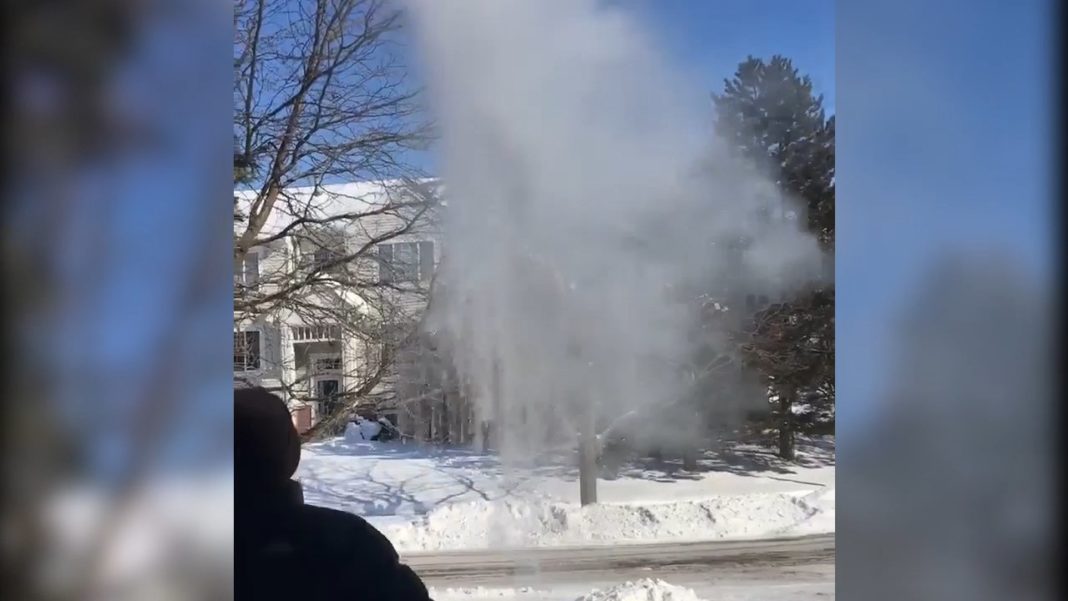 I ftohti ekstrem në Çikago. E pabesueshme si uji i ngrohtë nuk bie në tokë. (Video)