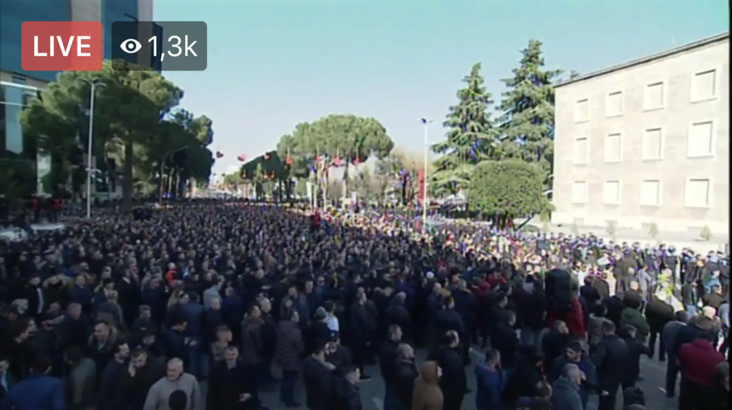 Protesta masive e opozitës.