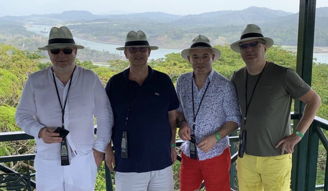 Fevziu, Blushi, Haxhiu dhe Mane me kapele njësoj. A është ky një mesazh?