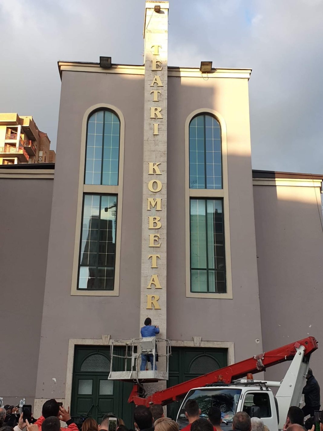 Aktivistët rivendosin shkronjat në fasadën e teatrit.