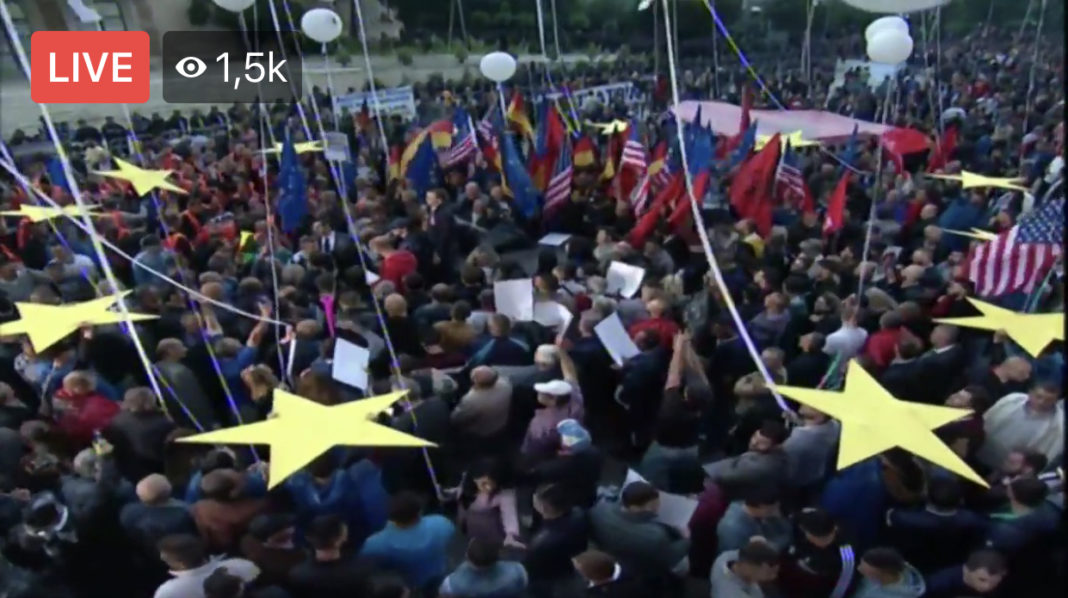 Europa në protestën e opozitës në Tiranë.