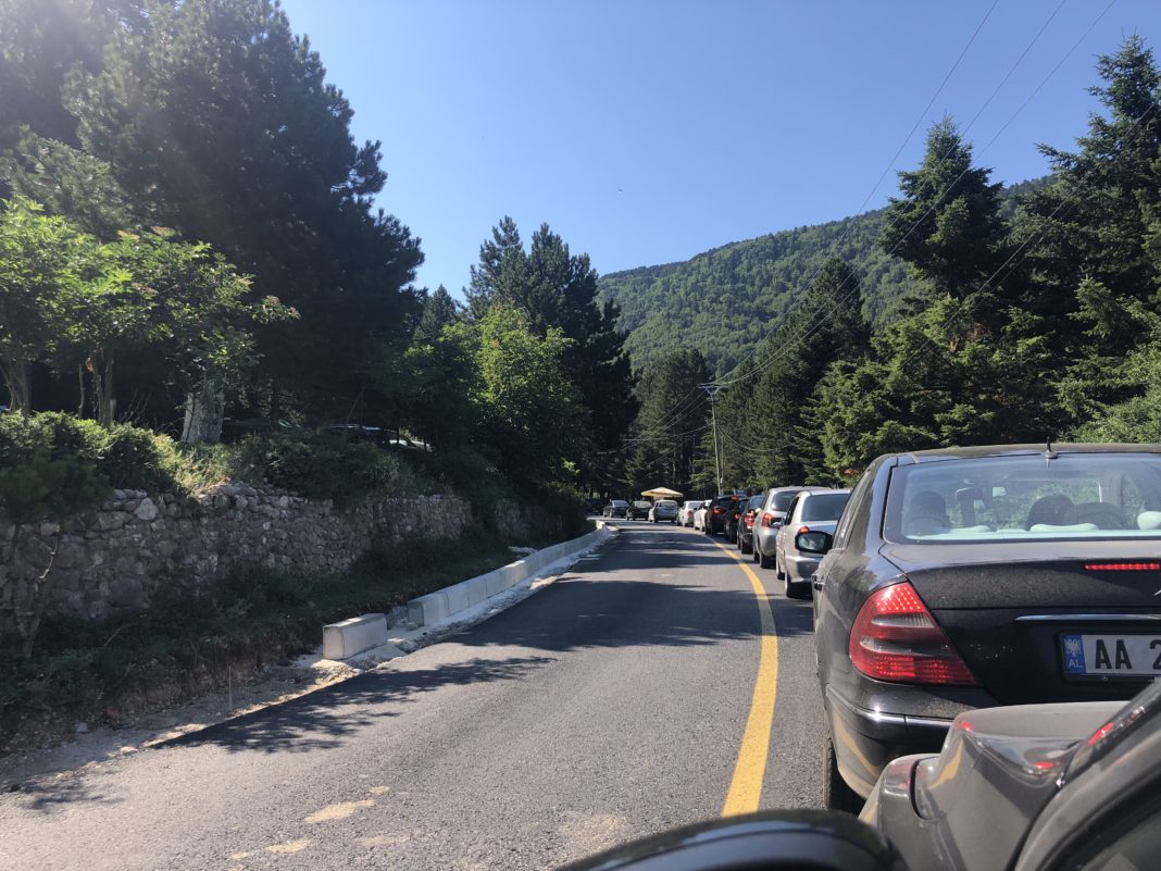 Foto: Rradhë kilometrike automjetesh në Llogara.