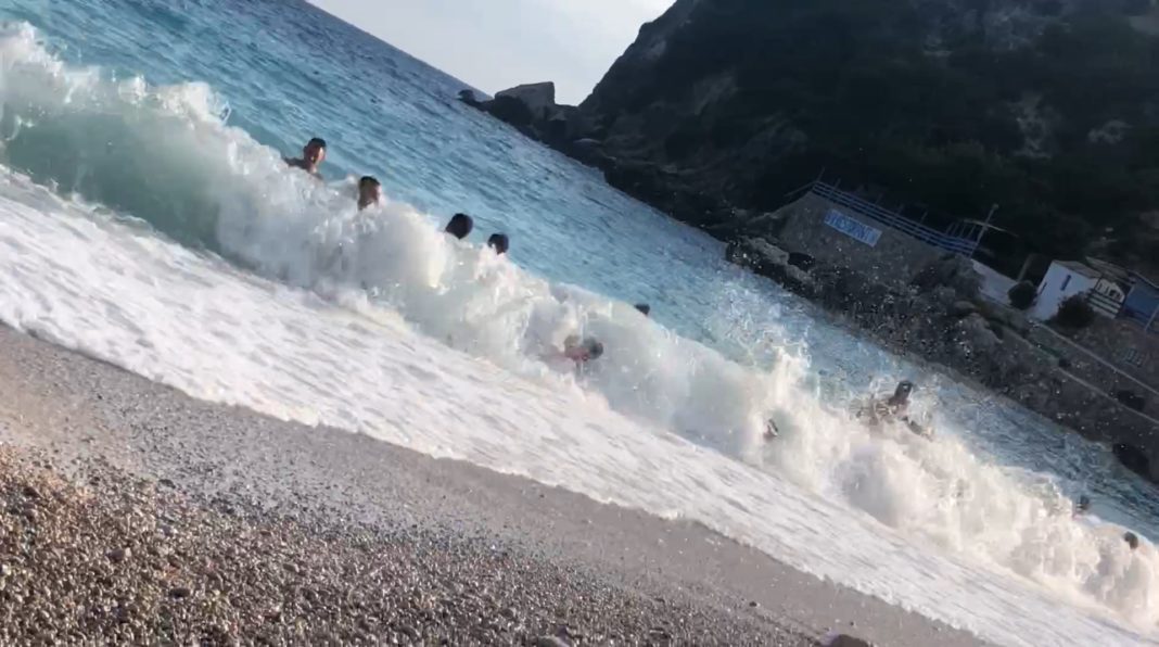 Tërbohet deti në jug. Shikoni lojën e plazhistëve…
