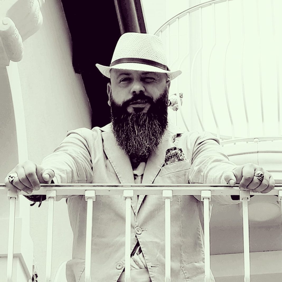 Briken Fejzullai “ndryshon” Kadarenë të kritikuar Tiranën.