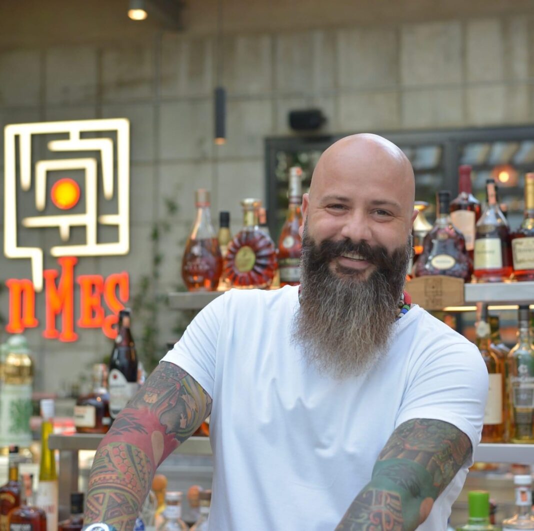 Briken Fejzullai përmbledh realitetin e Shqipërisë në “Mirë se vini në ÇiqitëmënLand!”