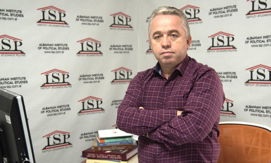 Studiuesi Afrim Krasniqi: Paradoksi, “një populli deputet”