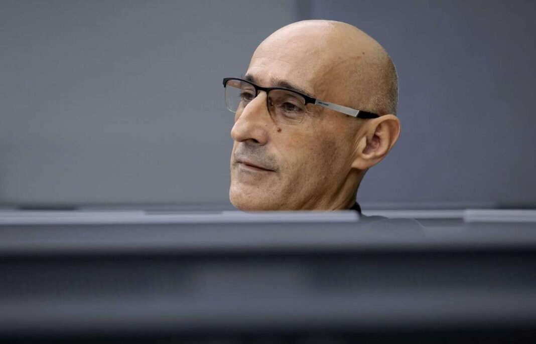 Ish-luftëtari mohon akuzat për krime lufte në Kosovë, ndërsa Gjykata e Posaçme fillon gjyqin e parë