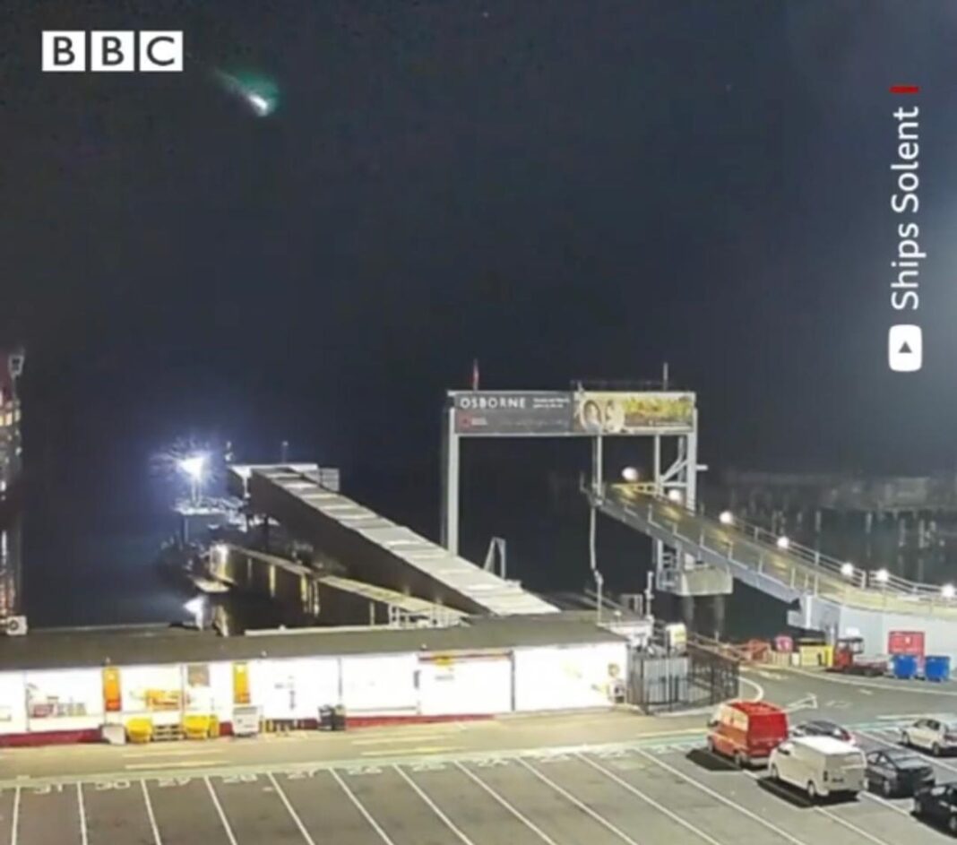 Video mahnitëse e një meteori. Nuk e keni parë ndonjëherë kaq afër.