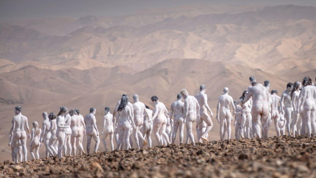 Qindra Nudistë pozojnë në një vepër arti në Detin e Vdekur