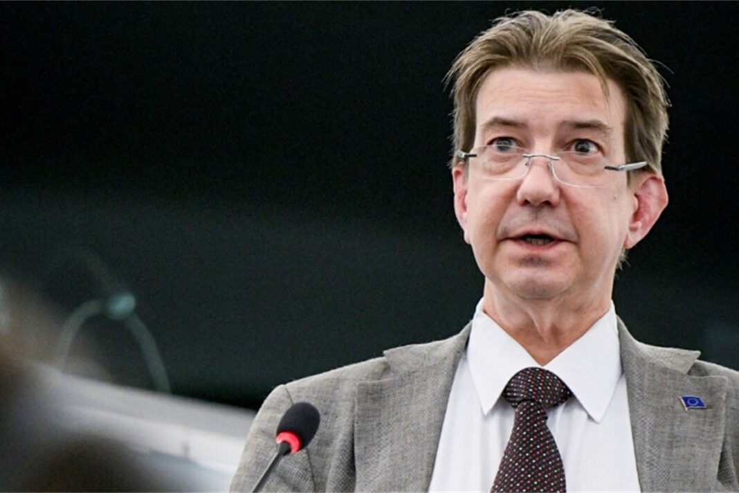 Ministri gjerman i PE thotë se Shqipërisë i mungojnë standardet minimale në mbrojtjen e kafshëve