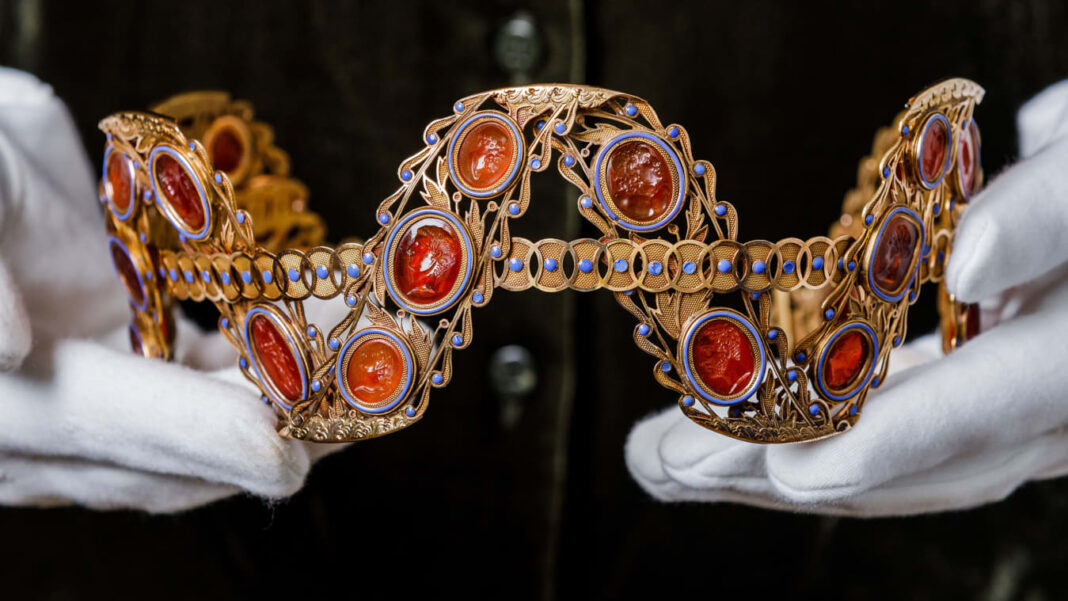 Dy diadema të perandores Jozefine Bonaparte shiten për 763,000 dollarë