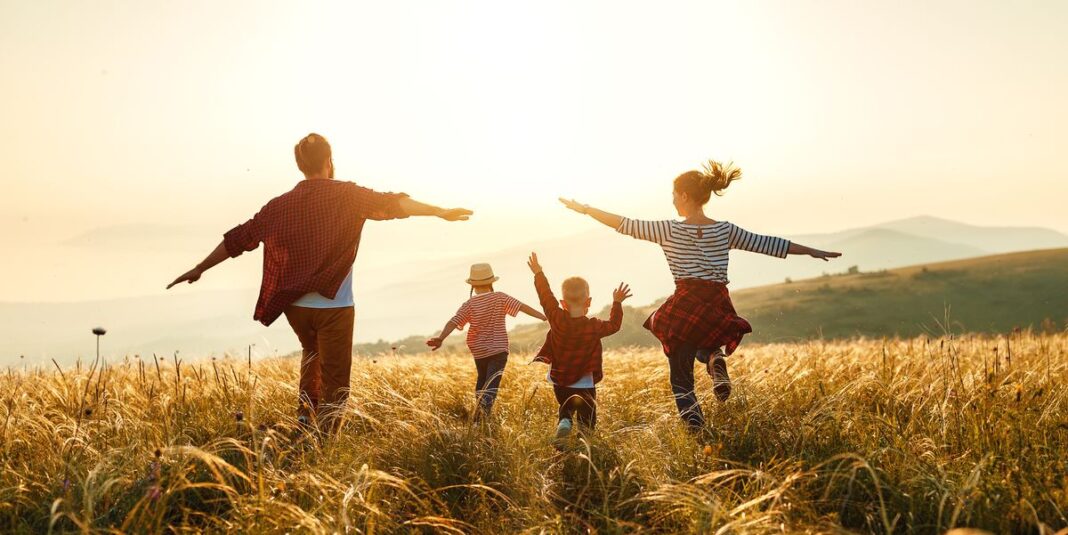 “Të rifitojmë jetën”: Më shumë vende lehtësojnë kufizimet e koronavirusit