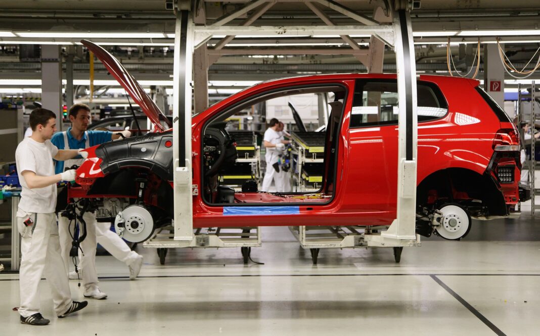 Si lufta e Rusisë po shkurton prodhimin global të automjeteve