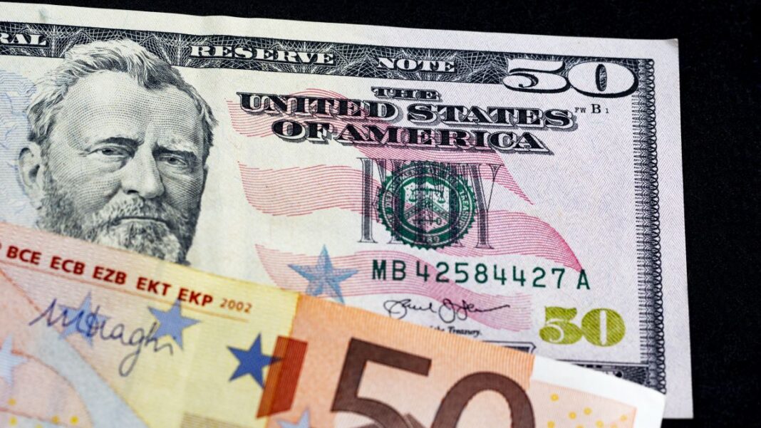 Euro dhe dollari amerikan janë barazuar për herë të parë në 20 vjet