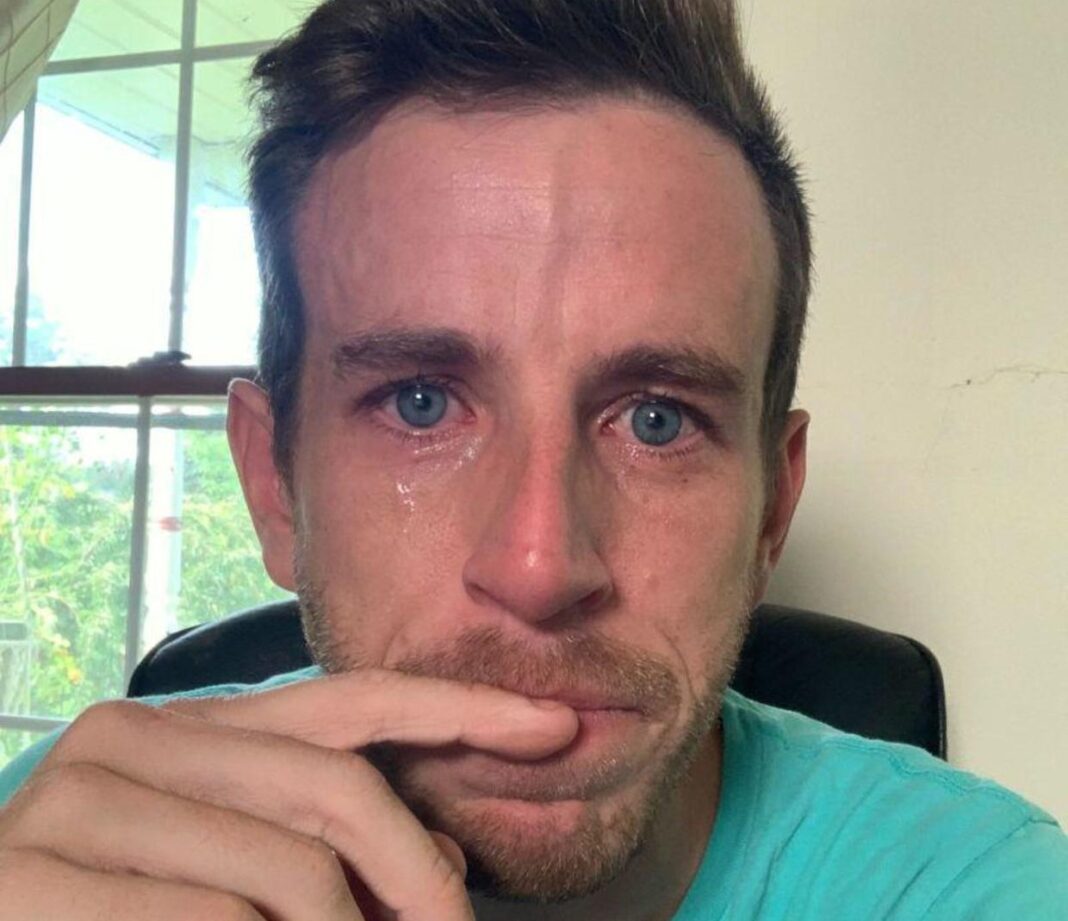 Reagon CEO që postoi selfie duke qarë ndërsa njoftonte pushimet nga puna