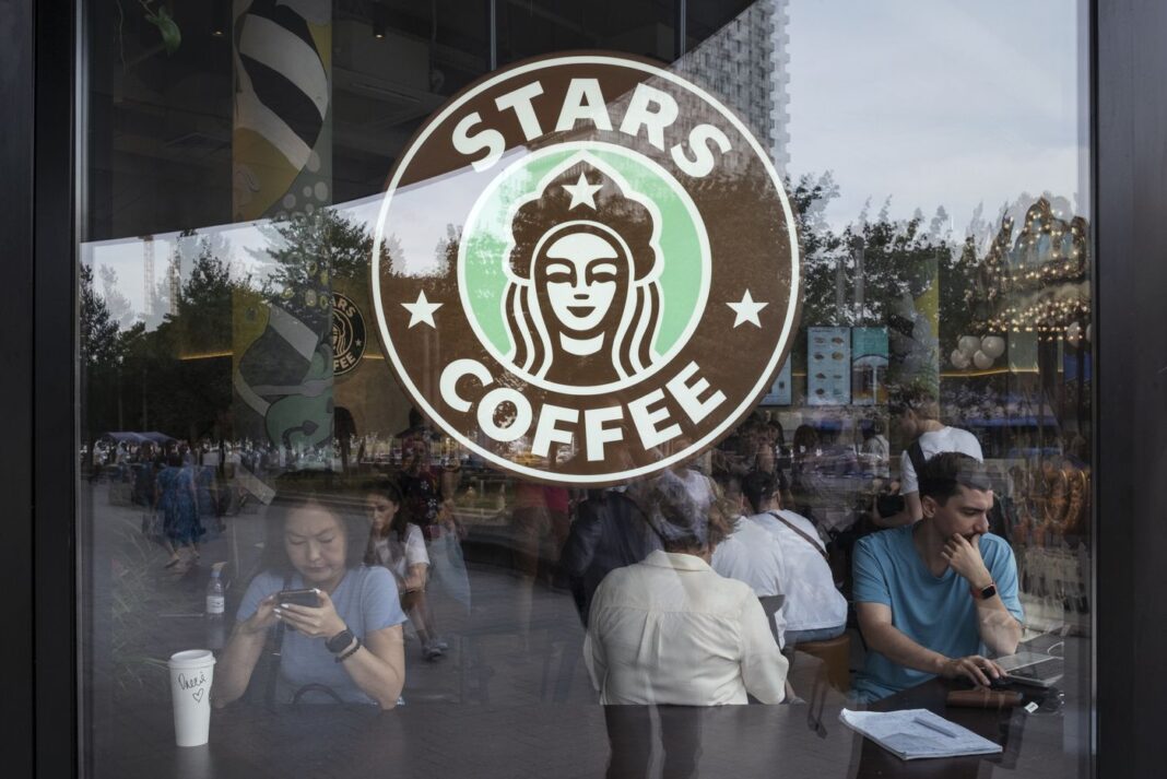 Zëvendësuesi i Starbucks hapet në Rusi me një pamje të ngjashme