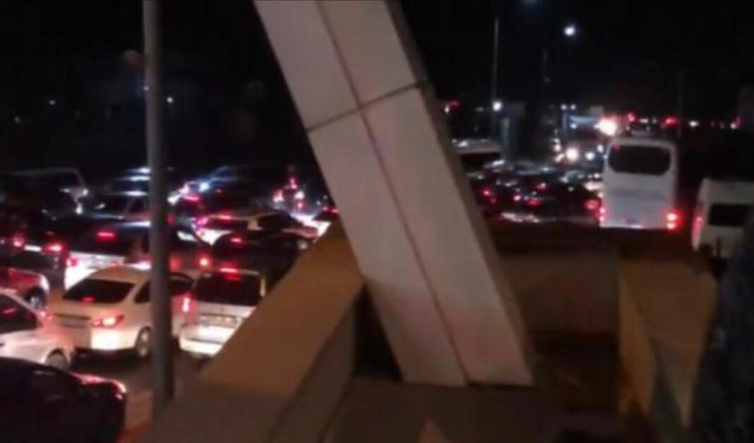 Rradhë të gjata makinash ndërsa mijëra rusë po largohen nga vendi