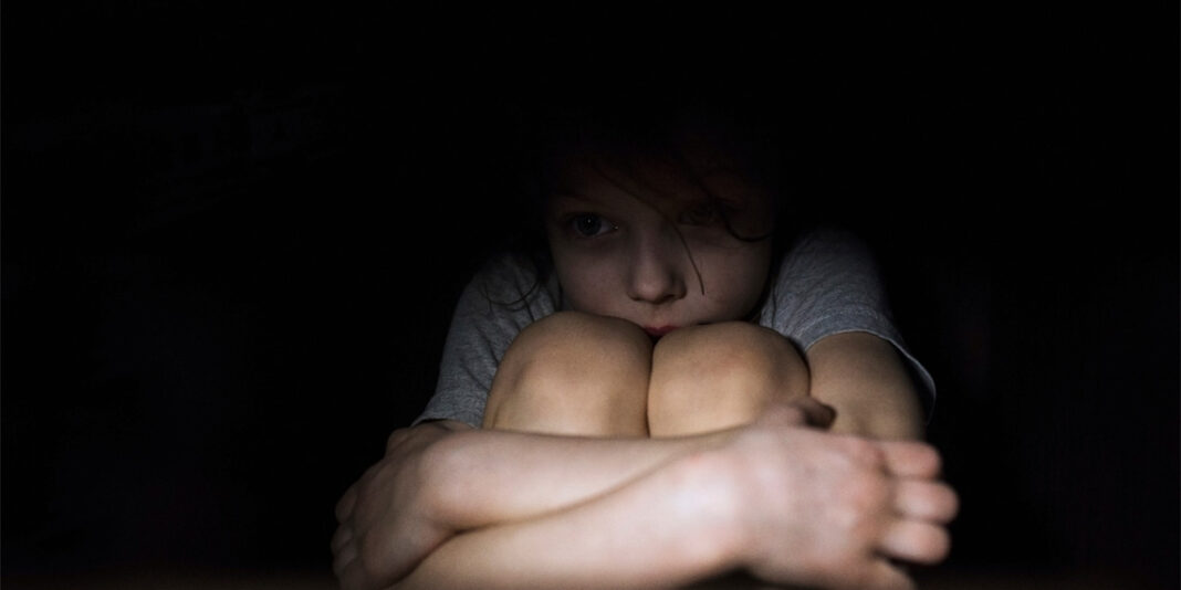 Studimi i ri i psikologjisë lidh traumën e tradhtisë së fëmijërisë me psikopatinë dytësore në moshën madhore