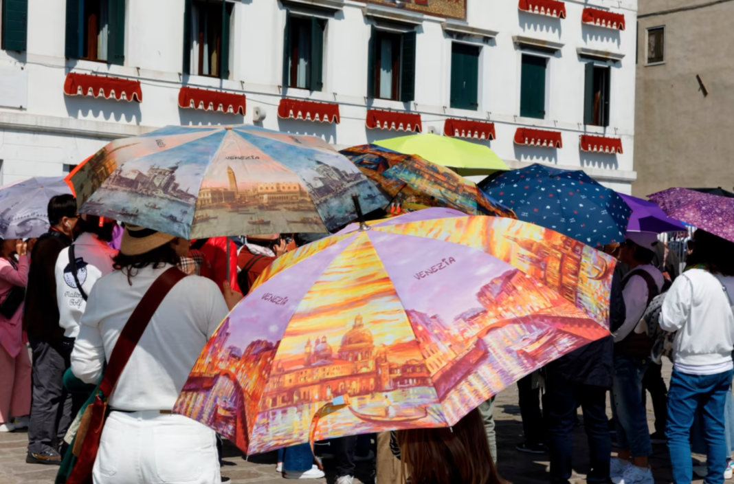 Turistët janë rikthyer. A është koha për t’u thënë atyre të qëndrojnë larg?