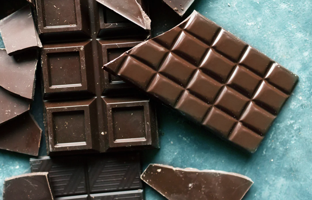 Çokollata e zezë përmirëson humorin, sipas studimit të ri