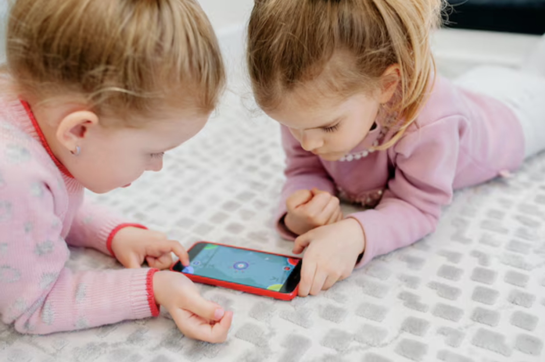 Si ndikon koha para ekranit në zhvillimin e fëmijës?