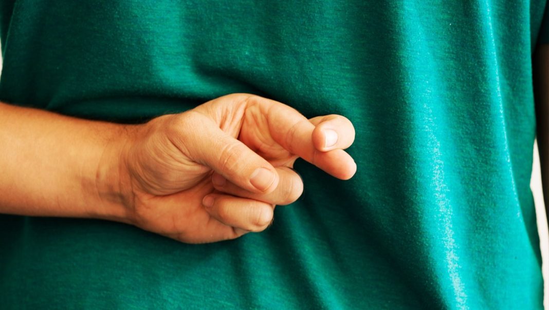 Këta 9 tregues ju tregojnë se dikush po ju gënjen