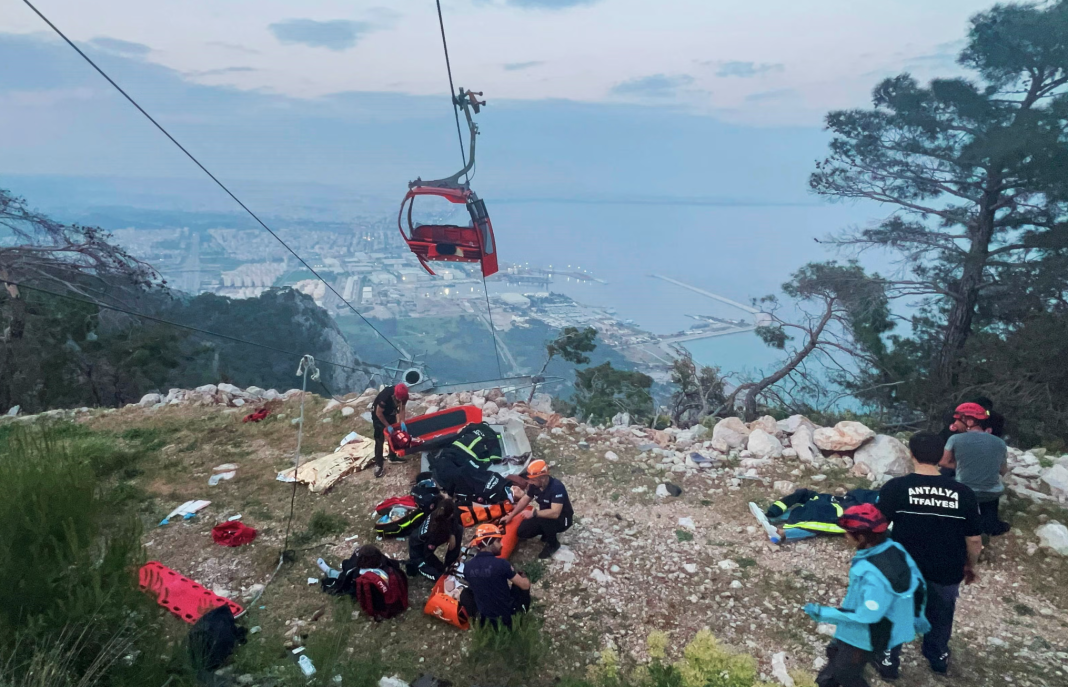 Rrëzohet teleferiku në Turqi