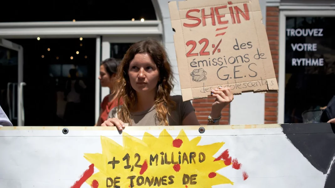 Franca miraton projektligjin që penalizon modën e shpejtë