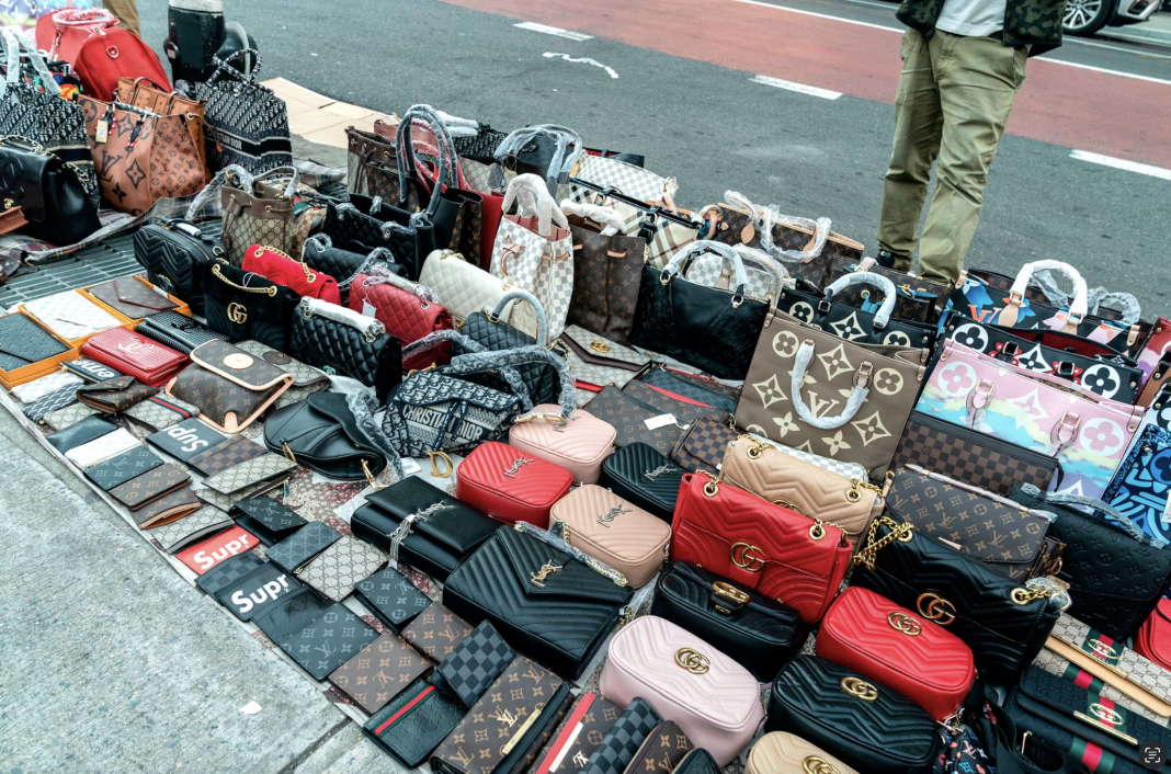 Çantat “super fallco” dhe përmirësimi i imitimit të tyre