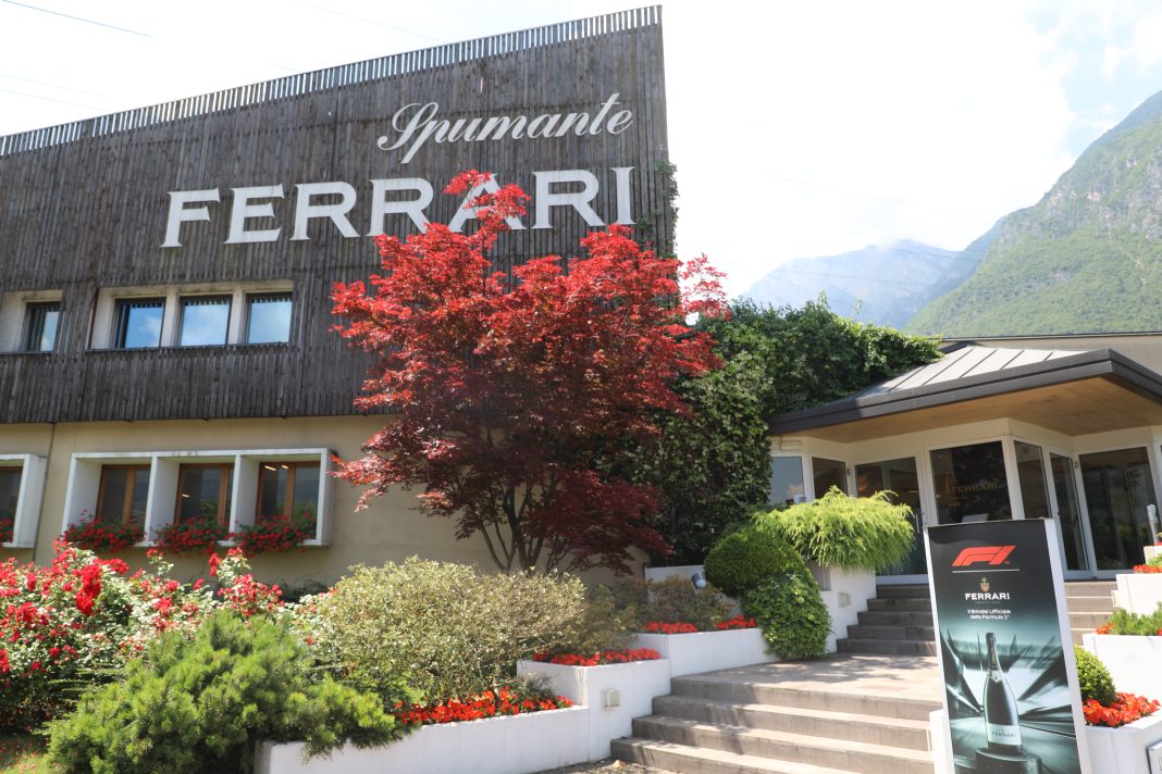 Një udhëtim mikeshash mes bulëzash lumturie në shenjën e Ferrarit