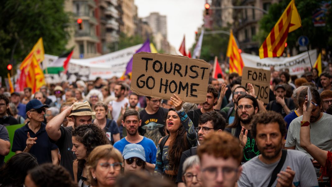 Protesta në Barcelonë: Turistët jashtë, qyteti për banorët!