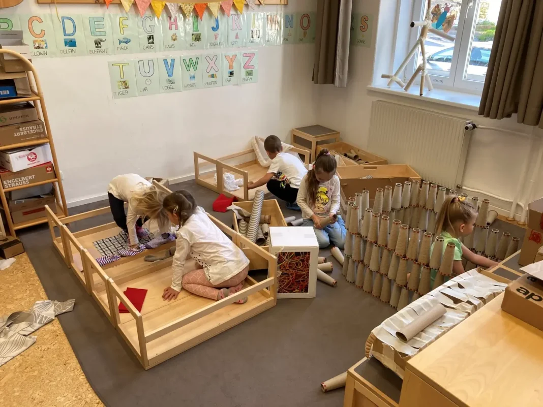 Kopshti pa lodra: Si të pasurit më pak lodra ndihmon fëmijët të jenë më krijues