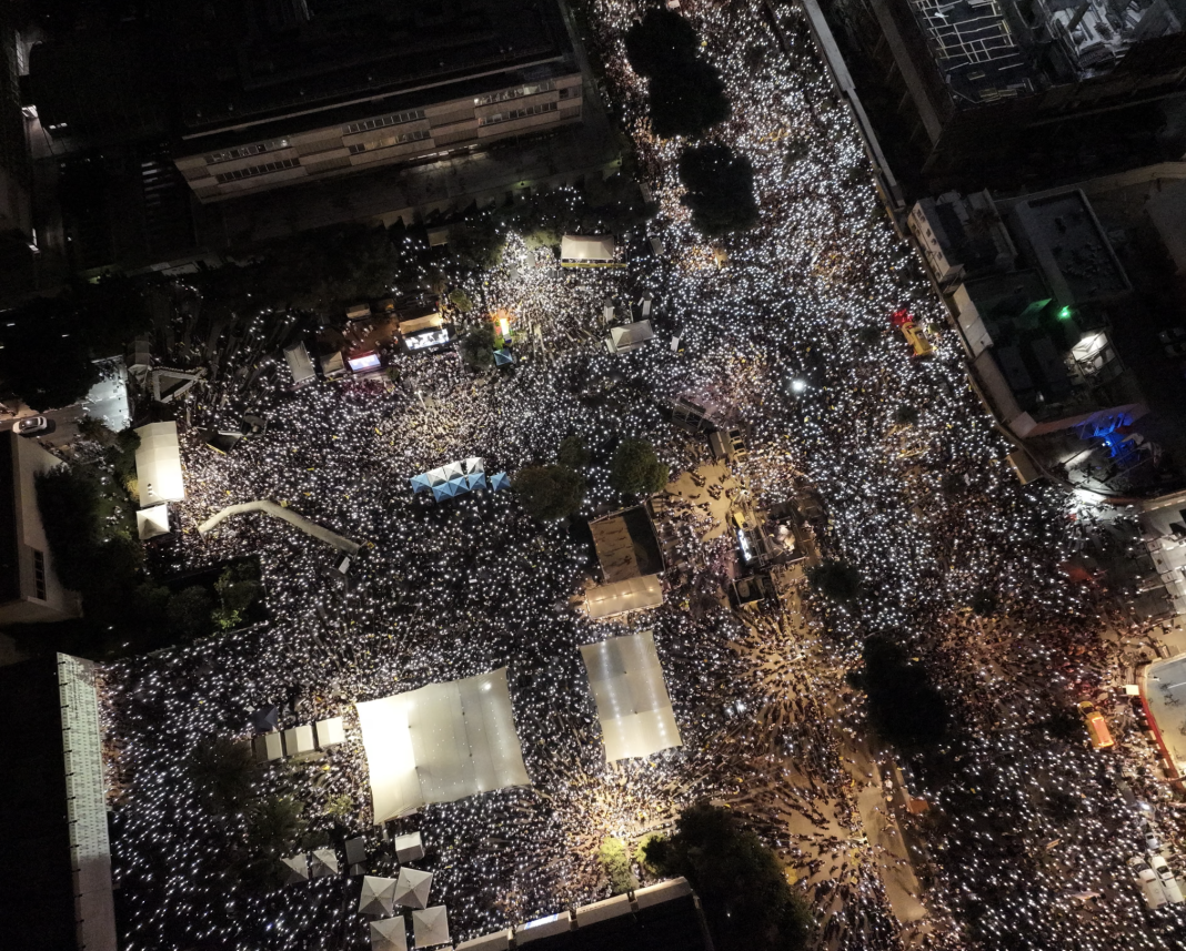 Qindra mijëra protestues në Tel Aviv kërkojnë fundin e luftës në Gaza