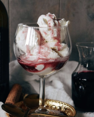 Trendi që po çmend rrjetet: Verë e kuqe me akullore