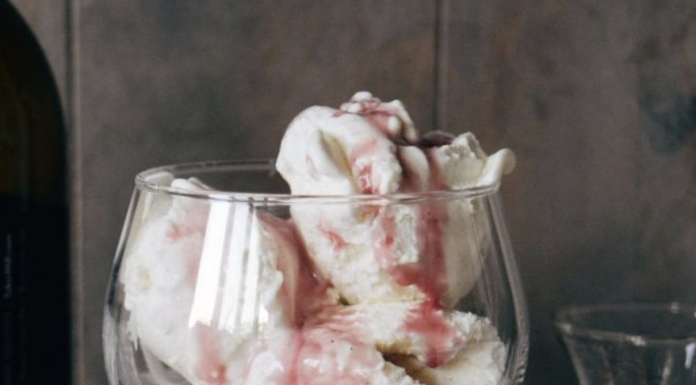 Trendi që po çmend rrjetet: Verë e kuqe me akullore