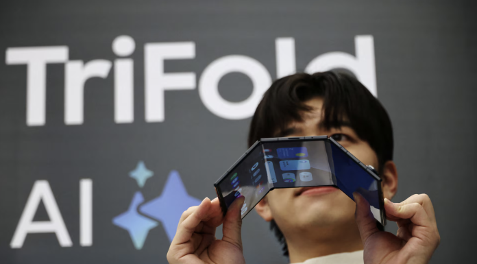 Samsung prezanton telefonin e parë me trefish palosje: Galaxy Z TriFold