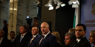 Kryeministri bullgar jep dorëheqjen pas protestave masive: Çfarë pritet të ndodhë tani?