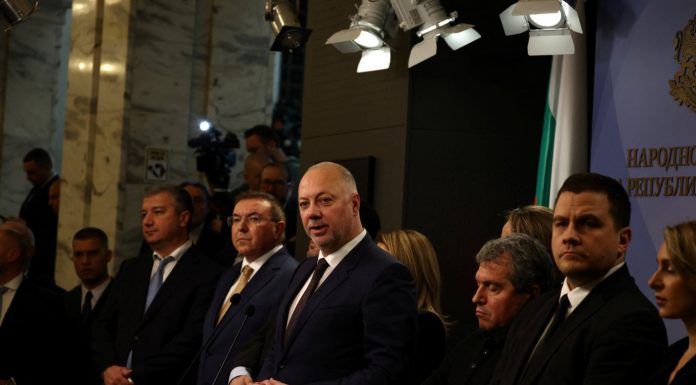 Kryeministri bullgar jep dorëheqjen pas protestave masive: Çfarë pritet të ndodhë tani?