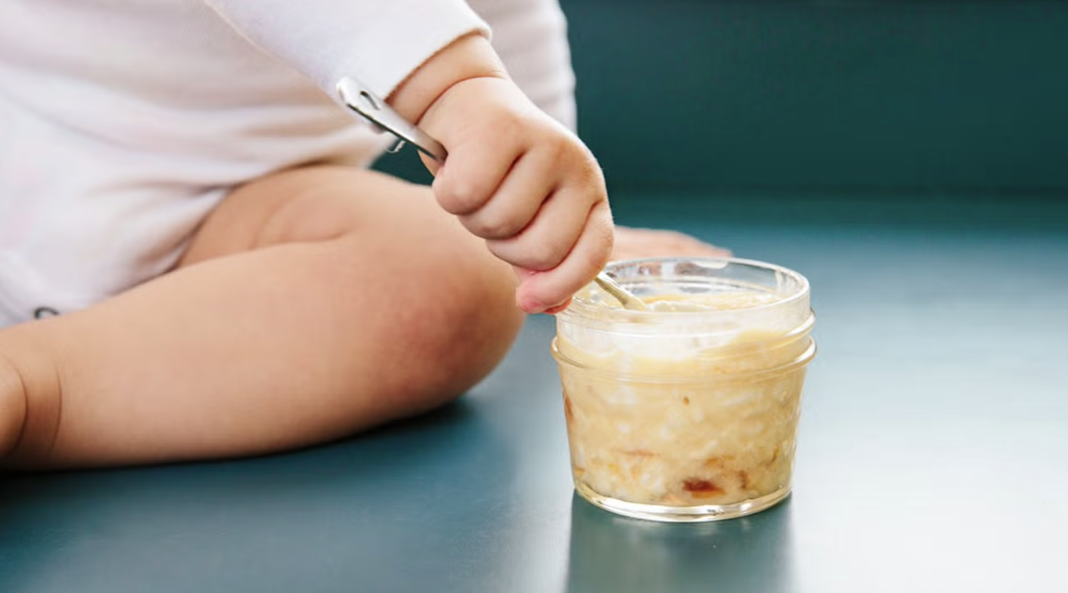 Studimi alarmues: shumica e ushqimeve për foshnja përmbajnë aditivë të panevojshëm